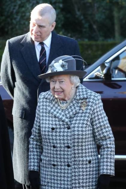 Andrés es el tercer hijo de la reina Isabel II de Inglaterra, su segundo hijo varón y es muy proclive a meterse en escándalos