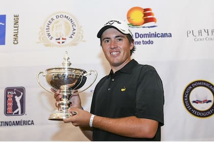 Mayo de 2018: Andrés Gallegos con la Copa en República Dominicana; en su séptimo trofeo como profesional logró su primera victoria
