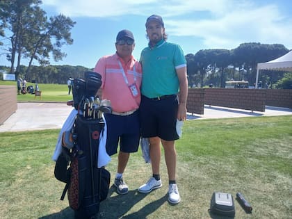 Andrés Gallegos junto con su caddie, Alejandro "Corto" Molina