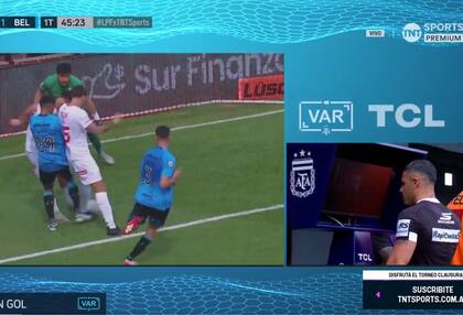 Andrés Gariano, árbitro principal del partido entre Barracas y Belgrano, revisa en el VAR la acción que finalizaba en el 1-1 del equipo cordobés: modificó el fallo y cobró un foul de Jara que no existió