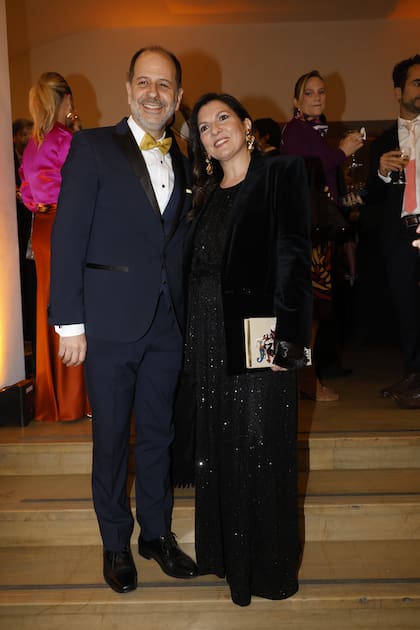 Andres Gribnicow, director ejecutivo de la Asociación Amigos del Museo Nacional de Bellas Artes, y Larisa Andreani, presidenta de arteba Fundación