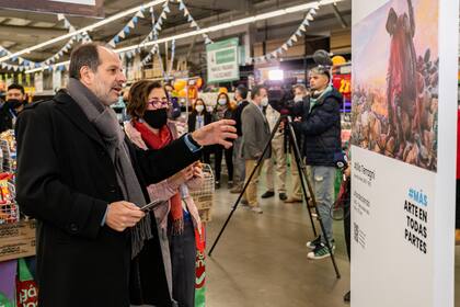 Andrés Gribnicow, director ejecutivo de la Aamnba, recorre la muestra en el supermercado