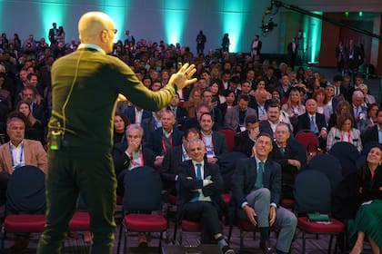 Andrés Hatum es consultor en temas de management y de organización