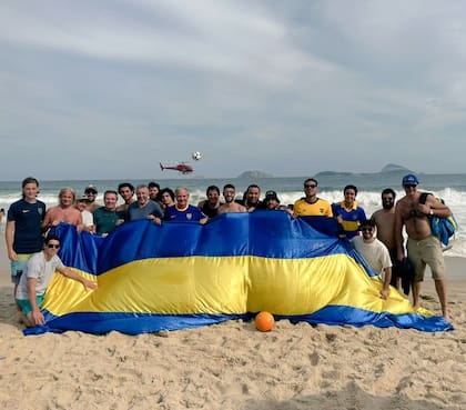 Andrés Ibarra (con remera azul, en el centro), en las playas de Río de Janeiro.