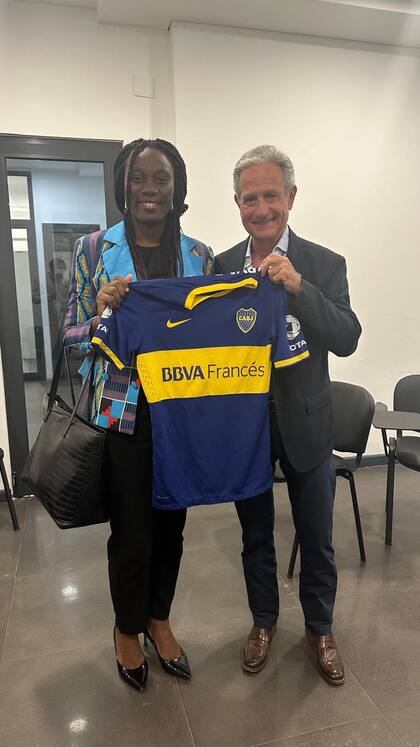 Andrés Ibarra, junto a la funcionaria africana