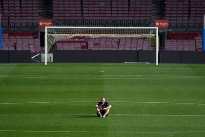 Andres Iniesta en el Camp Nou luego de su despedida y en plena soledad del estadio