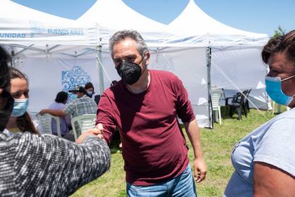 Andres Larroque, ministro de Desarrollo de la Comunidad, en el predio de Guernica, a una semana del violento desalojo