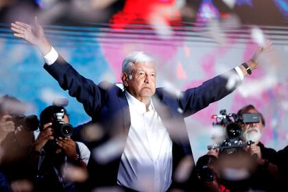 Andrés Manuel López Obrador celebra tras el cierre de las urnas en las elecciones presidenciales, en Ciudad de México, México, 2 de julio de 2018.