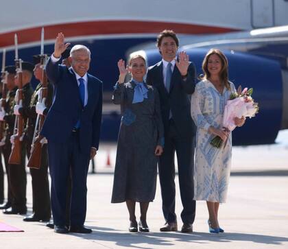 Andrés Manuel López Obrador y su esposa, Beatriz Gutiérrez Müller, dan la bienvenida al primer ministro de Canadá Justin Trudeau y su esposa, Sophie Grégoire