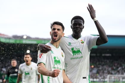 Andrés Martin celebra su gol, el segundo, del Racing ante Valladolid, con su compañero Maguette Gueye
