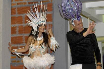 Andrés, más sobrio, combinó las plumas con un conjunto blanco y negro