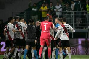 La “no mano” que terminó en penal y expulsión y las “chiquitas” que enfurecieron a River contra el juez