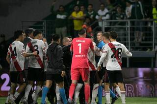 La “no mano” que terminó en penal y expulsión y las “chiquitas” que enfurecieron a River contra el juez