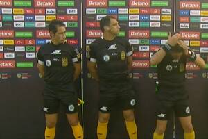 Una esquirla de pirotecnia golpeó en la cabeza a un árbitro