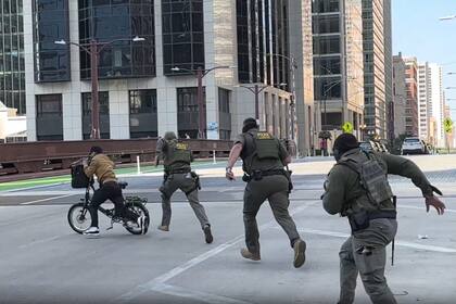 Andrés Miranda se acercó a los agentes, les dijo que no era ciudadano y logró escapar