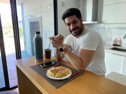 Andrés Ojeda desayunando panqueques proteicos y mate en la jornada electoral.