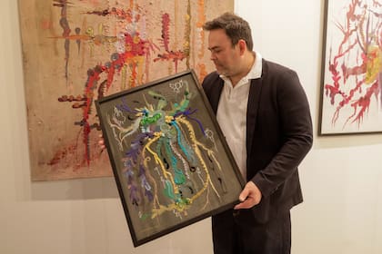 Andrés Paredes con una de las pinturas que compró el Museo de Arte Contemporáneo de Salta en la galería Cott