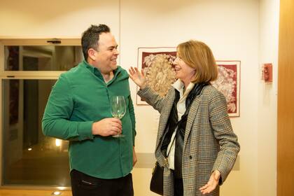 Andrés Paredes junto a Marga Macaya, quien en 2001 compró en ArteBA la primera obra del artista.
