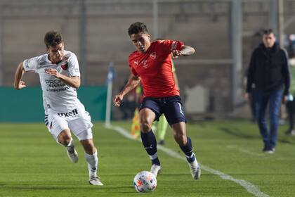 Andrés Roa intenta desequilibrar en la semifinal ante Colón; en el fondo, espía la jugada Julio César Falcioni. Independiente perdió en San Juan y no pudo llegar a la final de la Copa de la Liga
