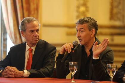 Andrés Rodríguez, con Julio Bocca, en la conferencia de prensa del mes pasado, cuando el Colón presentó a sus nuevas autoridades. "Conozco a Julio desde que debutó en Chile en 1989, con 'El lago de los cisnes', y lo vi bailar hasta su despedida con un pas de deux de 'Don Quijote' igual de brillante que aquel Sigfrido"