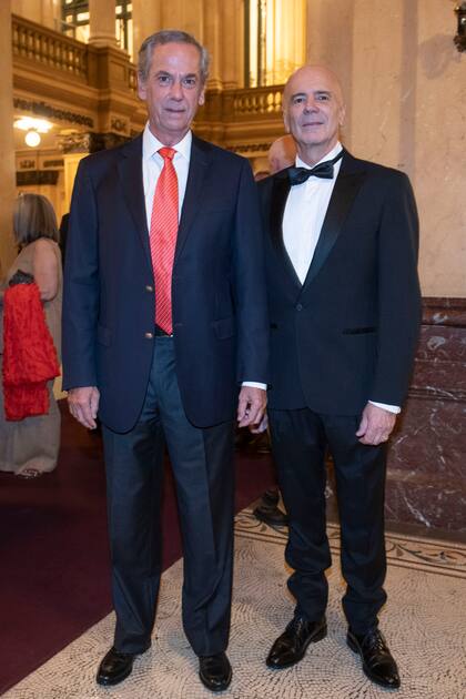 Andrés Rodríguez y el director general del Teatro Colón.