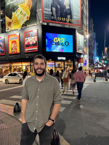 Andrés Scheck en la esquina de Rodríguez Peña y Corrientes, luego del estreno de su obra en el centro porteño