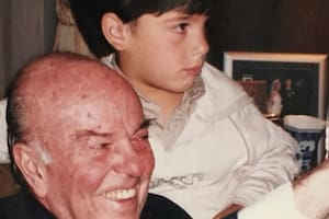 Es nieto de uno de los creadores de Telecataplúm, se recibió de ingeniero pero decidió volcarse al teatro