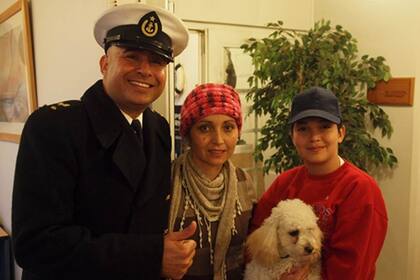 Andrés Valenzuela, su mujer Paula y su hijo Matías junto a Melchor en Cabo de Hornos
