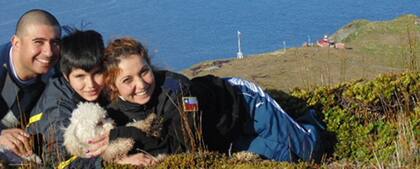 Andrés Valenzuela, su mujer Paula y su hijo Matías junto a Melchor en Cabo de Hornos