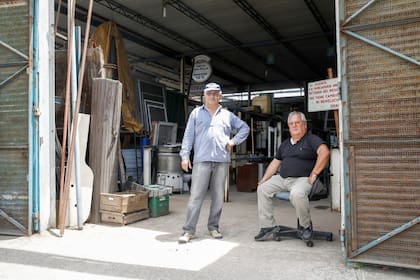 Andrés Vatimo, de 68 años, y Antonio García, de 63. Ambos trabajan y viven en Gregorio Laferrere