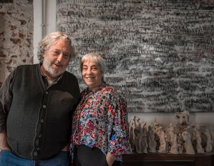 Andrés Waissman y Gachi Prieto, con obras del artista en La Nave