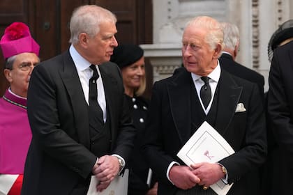 Andrés y el rey Carlos III de Reino Unido después de la misa de réquiem en honor a la duquesa de Kent en la Catedral de Westminster en Londres, el 16 de septiembre de 2025