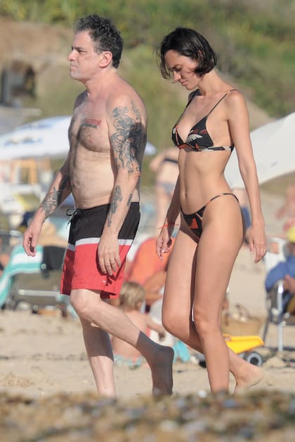Andrés y Natalí –espectacular con un bikini estampado– caminan rumbo al mar.