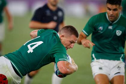 Andrew Conway, a punto de apoyar la pelota en el ingoal. Será try de Irlanda.
