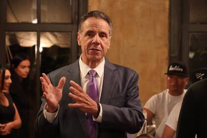 Andrew Cuomo fundamentó su propuesta en la crítica a la burocracia, al señalar que "no se puede tardar cuatro años en conseguir un permiso de construcción"