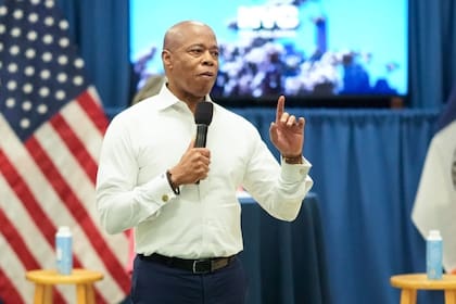 Andrew Cuomo lidera las encuestas y la recaudación rumbo al debate de candidatos tras la sorpresiva salida de Eric Adams, que planea competir como independiente en noviembre