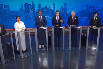Andrew Cuomo participó en el debate de las primarias demócratas junto a otros ocho candidatos