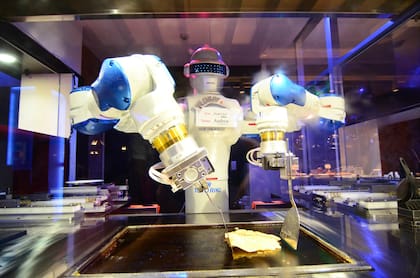 Andrew, el chef robot que prepara panqueques en un restaurante de Nagasaki; los cocineros tienen un 80% más de posibilidades de ser reemplazados por la IA que los chefs a cargo