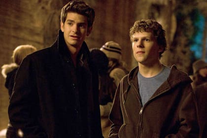 Andrew Garfield como Eduardo Saverin