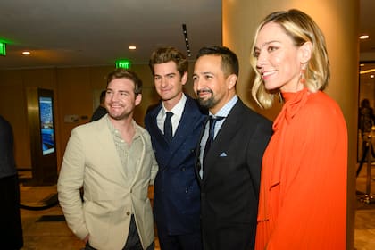 Andrew Garfield y Lin Manuel Miranda se acercaron a saludar al actor Daniel Durant y a su directora en CODA, Siân Heder, en el hotel Fairmont
