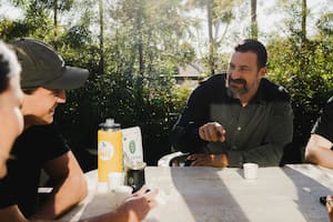 Es hijo de un científico argentino, vive en EE.UU. y produce una bebida energética con un guiño a sus raíces