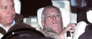 Activistas colgaron en el Louvre una foto del expríncipe Andrés tras su arresto