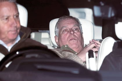 Andrew Mountbatten Windsor sale de la comisaría el día en que fue arrestado bajo sospecha de mala conducta en el ejercicio de sus funciones públicas