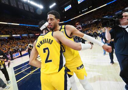 Andrew Nembhard saluda a Tyrese Haliburton, el hombre de la noche en el triunfo de Indiana Pacers sobre Milwaukee Bucks