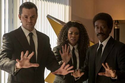 Andrew Rannells, Regina Hall y Don Cheadle en Black Monday