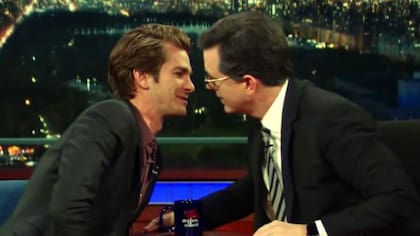 Andrew se divirtió con otra humorada y besó a un presentador de un late show