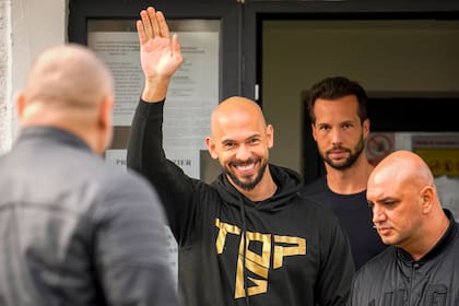 Andrew Tate al lado de su hermano Tristan en una estación policial en Voluntari, Rumania, el 24 de marzo de este año