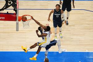 Golden State arrasa de la mano de un jugador implacable que dejó una volcada bestial