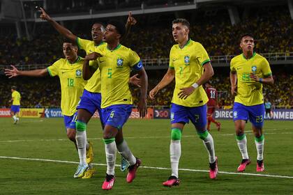 Andrey celebra con sus compañeros el gol del empate de Brasil frente a Colombia; el resultado posibilita a la Argentina jugar mano a mano con el anfitrión por la última plaza del grupo A para el hexagonal final.