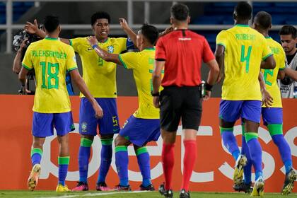 Andrey Dos Santos de Brasil celebra marcar el segundo gol de su equipo contra Argentina durante un partido de fútbol del Campeonato Sudamericano Sub-20 en Cali